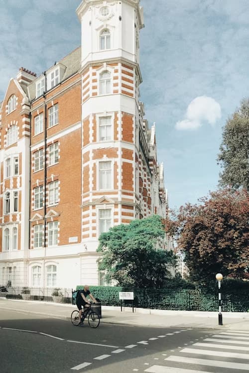 Amity University London - Uni4edu