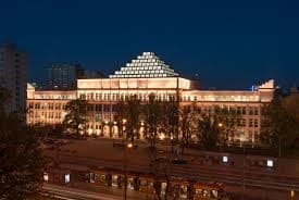 Sekolah Ekonomi Warsaw - Uni4edu